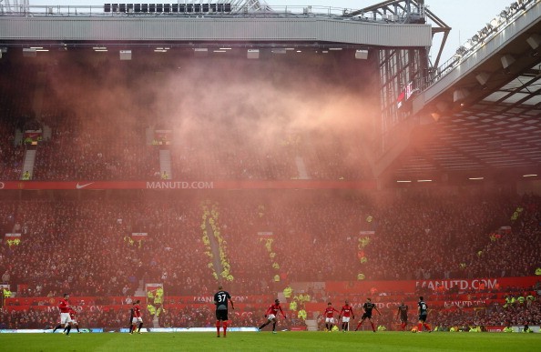 Đặc biệt hơn, những quả pháo sáng màu đỏ của fan Liverpool khiến trận derby màu đỏ của nước Anh thêm phần lung linh...